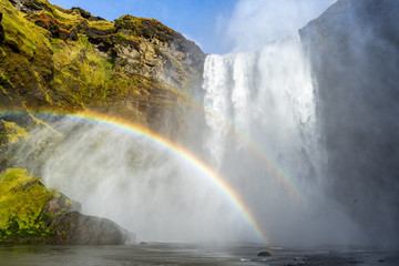 Doppelter Regenbogen am Wasserfall in Island - 212318273
