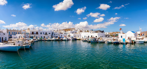 Das traditionelle Fischerdorf Naousa auf der Insel Paros mit seinen weißgewaschenen Häusern und...