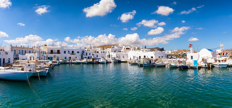Das traditionelle Fischerdorf Naousa auf der Insel Paros mit seinen wei&szlig;gewaschenen H&auml;usern und Gassen, Kykladen, Griechenland