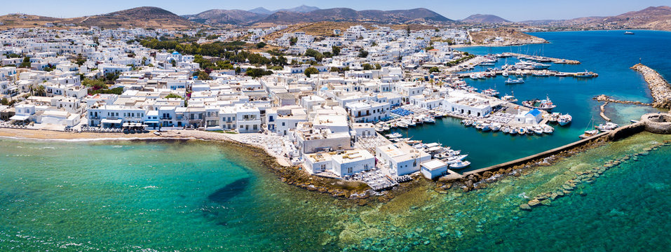 Panoramablick auf das traditionelle Fischerdorf Naousa auf der Insel Paros mit t&uuml;rkisem Wasser und wei&szlig;en H&auml;usern, Kykladen, Griechenland
