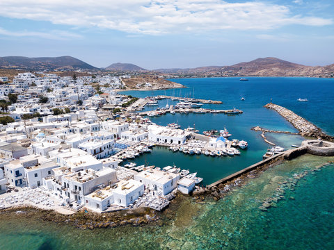 Luftaufnahme des kleines Fischerortes Naousa auf Paros, Kykladen, Griechenland