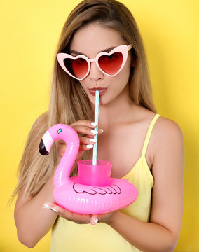Young woman with sunglasses drinking juice
