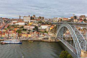 Fototapeta na wymiar View of the historic city center with the famous ponte Dom Luiz bridge in Porto, Portugal