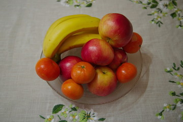 Бананы, яблоки и мандарины