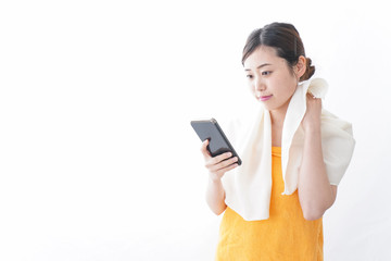 お風呂上がりにスマホをいじる女性