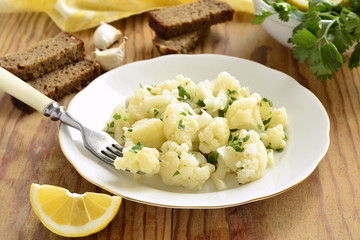 Cauliflower with garlic and parsley in lemon sauce