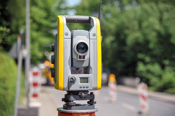 Instrument zur Vermessung an einer Baustelle - Nahaufnahme