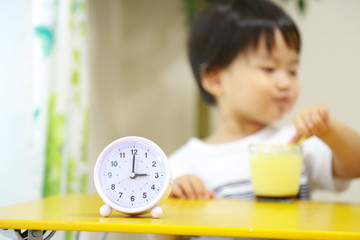 おやつを食べる男の子