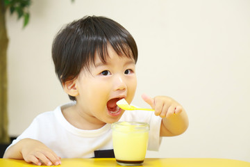 おやつを食べる男の子