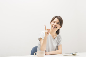 計算をする女性