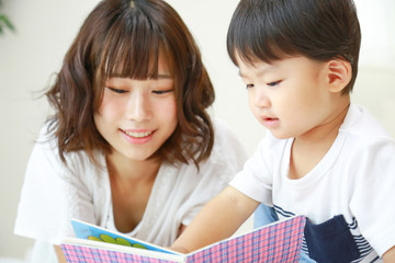 本を読む親子