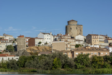 Fototapeta na wymiar vista de la villa de Alba de Tormes y su castillo torreón en Salamanca