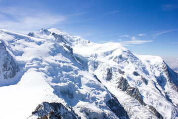 Fototapeta na wymiar Schneebedeckter Gipfel des Dôme du Goûter und strahlend blauer Himmel des Mont-Blanc-Massivs, französische Alpen