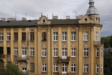 Fototapeta na wymiar Immeuble jaune à Cracovie, Pologne