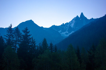 Berggipfel und Wald im Morgengrauen am Mont Blanc, französische Alpen