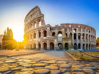 Fototapeta premium Koloseum o wschodzie słońca, Rzym. Rzymska architektura i punkt orientacyjny. Rzymskie Koloseum to jeden z najbardziej znanych zabytków Rzymu i Włoch