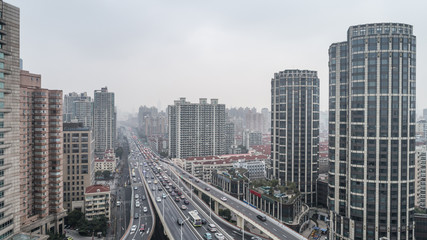 Obraz premium Widok z lotu ptaka na autostradę i wiadukt w mieście w pochmurny dzień