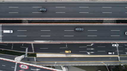 Obraz premium Aerial view of highway and overpass in city on a cloudy day