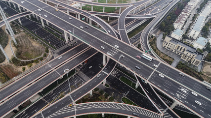 Naklejka premium Aerial view of highway and overpass in city on a cloudy day