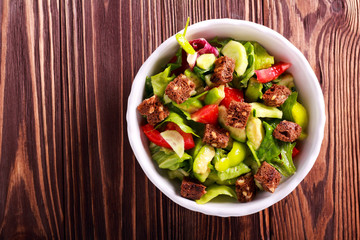 Vegetable salad with seeded croutons