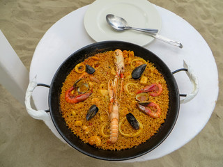 Paella am Strand von Mallorca