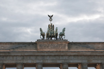 Obraz premium Berlin Cztery konie i kwadryga nad Brandenburg Gat