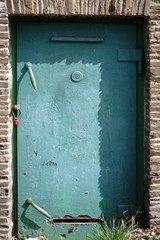 Schwere Stahltür  / Die schwere Stahltür und feuerfeste Tür eines Bunkers.