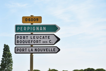 Panneaux direction Perpignan, Port-Leucate, Roquefort-des-Corbières, Port-la-Nouvelle.