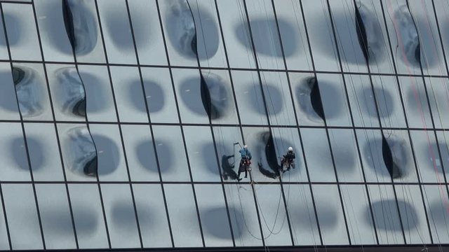 Fensterputzer an der Glasfassade der Elbphilharmonie in Hamburg