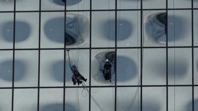 Fensterputzer an der Glasfassade der Elbphilharmonie in Hamburg