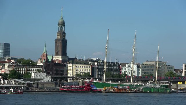 Hamburger Elbufer mit dem Museumsschiff Rickmer Rickmers 