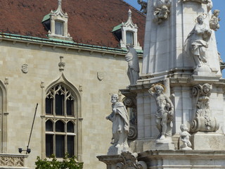 Fototapeta na wymiar Base di un'obelisco barocco con statue di Santi nel quartiere Buda di Budapest in Ungheria.
