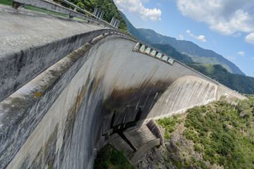 Dam rear wall in a boomerang look