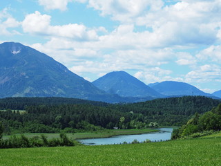 Turner See mit den Karawanken im Hintergrund - Turner lake with the Karawanken in the background