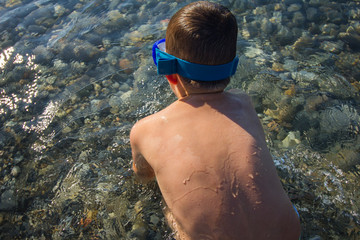 Chłopiec w masce do nurkowania © Edbeck
