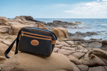 Bagage sur un rocher au bord de la mer
