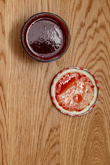 Geöffnetes Glas Erdbeermarmelade auf einem Holztisch