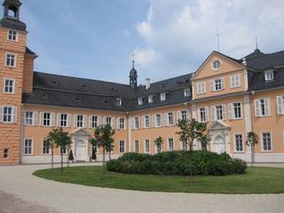 Fototapeta na wymiar Seitenflügel des Schwetzinger Schlosses