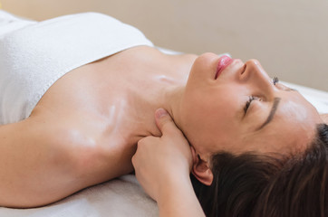 Obraz na płótnie Canvas Neck massage at spa