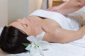 Obraz na płótnie Canvas Woman at spa massage