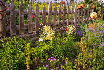 Romantischer Bauerngarten mit Holzzaun