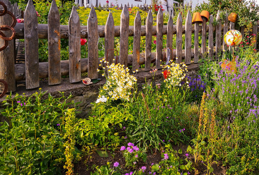 Romantischer Bauerngarten mit Holzzaun