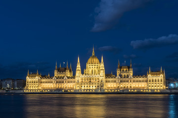 Fototapeta na wymiar The palace of Parliament in front of Danube river at dusk in Budapest, Hungary
