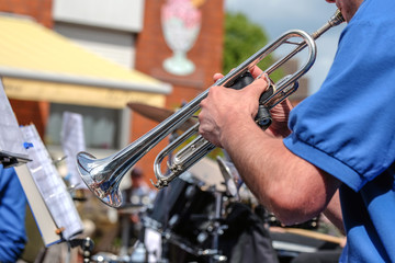 Big Band spielt Konzert unter freiem Himmel - Nahaufnahme Musikant mit Posaune