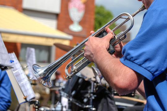 Big Band spielt Konzert unter freiem Himmel - Nahaufnahme Musikant mit Posaune