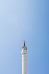 Obraz premium Generic mosque tower on a clear blue sky.