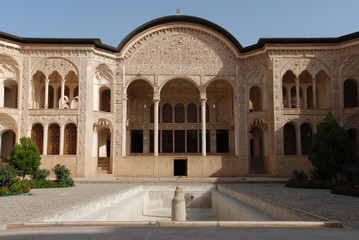 Fototapeta na wymiar Courtyard of a traditional mansion in Kashan, Iran