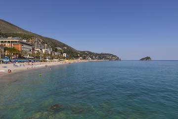 Fototapeta premium Kąpiele w pierwszym sezonie na plaży Spotorno, nadmorskiej miejscowości wypoczynkowej w Ligurii.