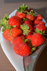 Erdbeeren auf weiß-silberner Obstschale