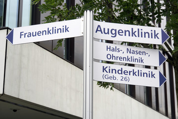 Wegweiser in der Universit&auml;tsklinik K&ouml;ln
